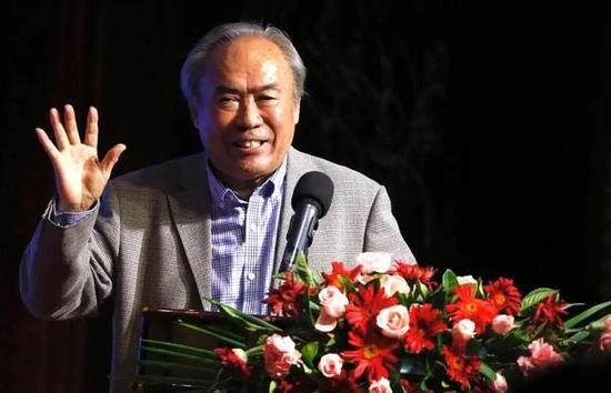 主创方面，导演郭帆，编剧龚格尔，主演吴京回归，刘德华惊喜加盟